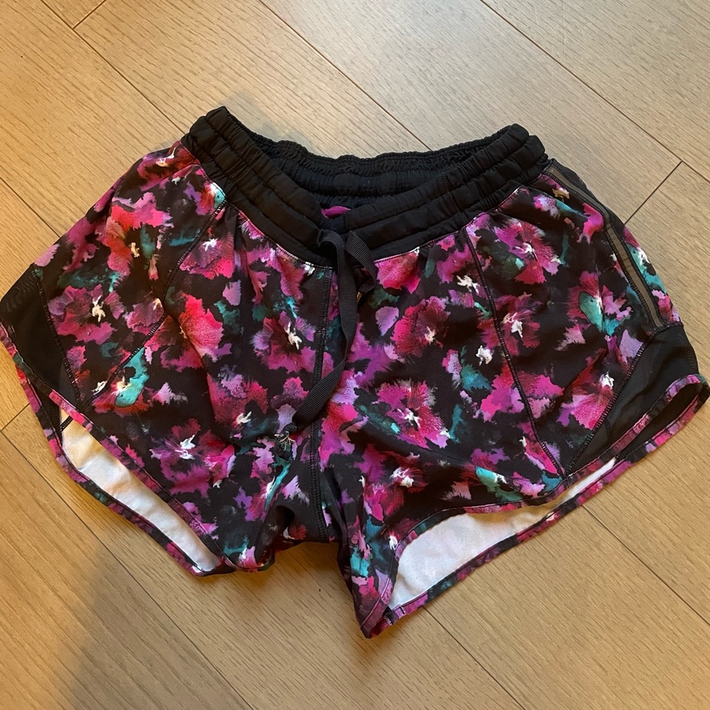 Lulu lemon hotty hot 2.5” shorts (patterned)